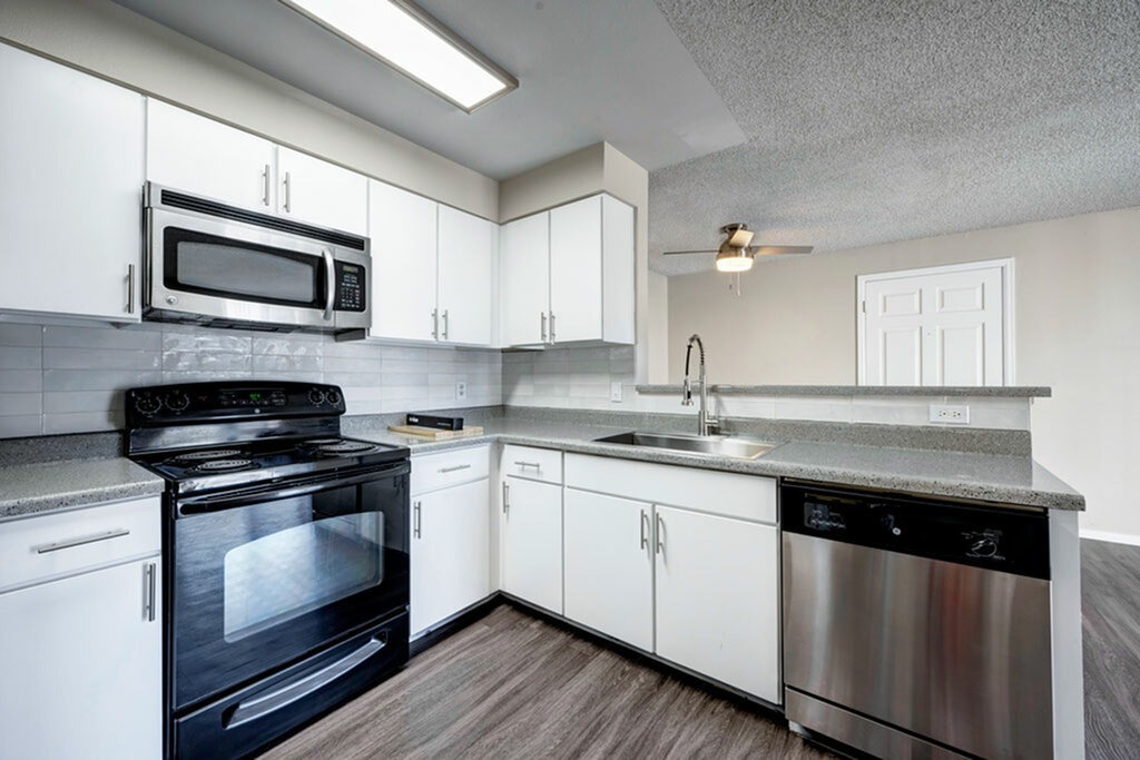 White Cabinets | Apartments in Littleton CO | Summit Riverside