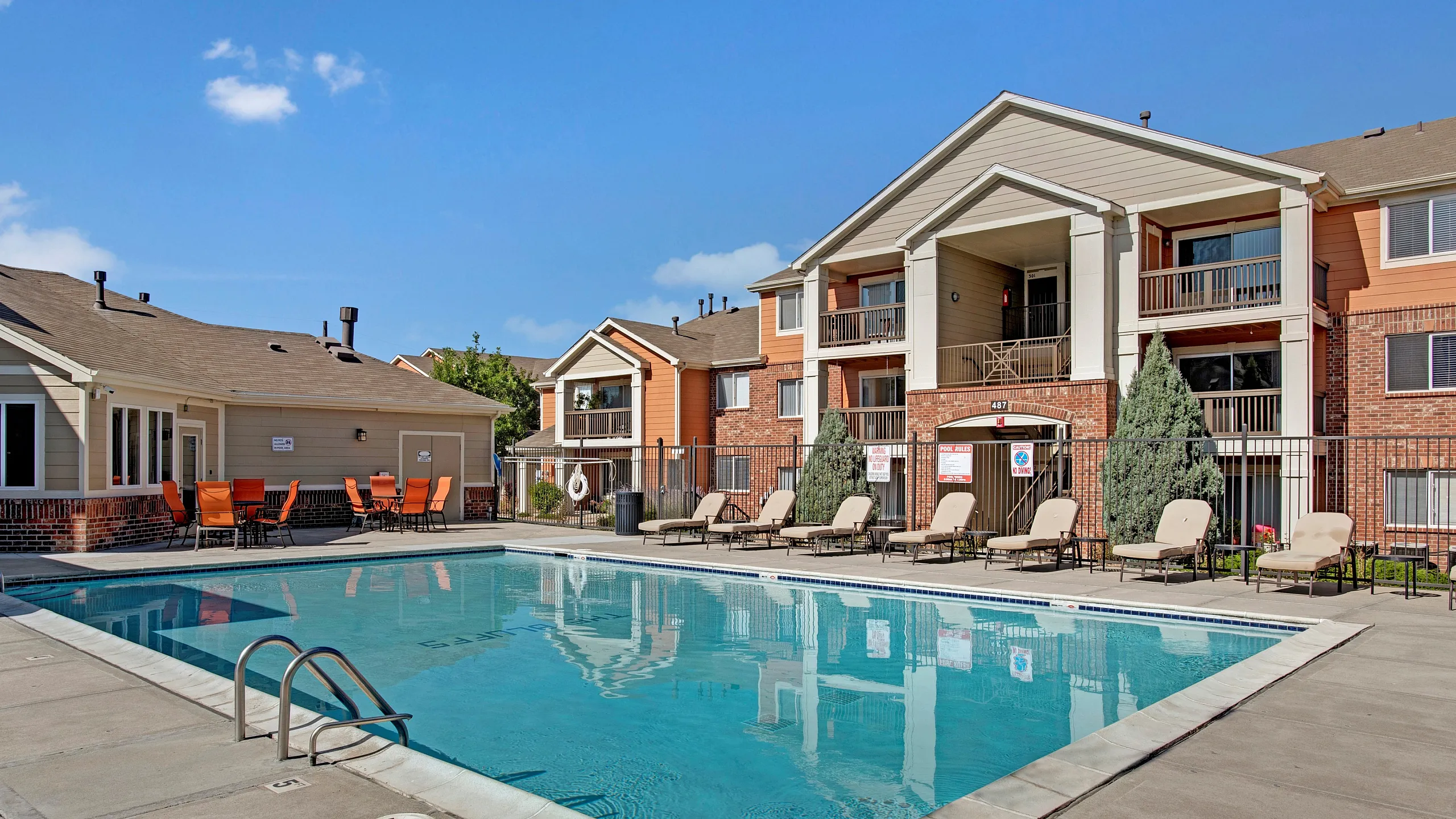 Pool | The Bluffs at Castle Rock Apartments
