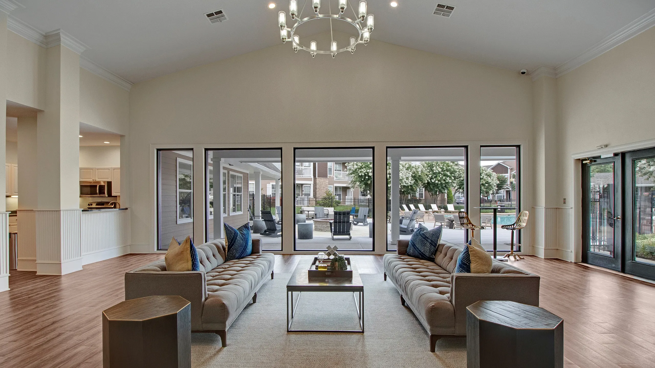 Community Lounge | The Hamptons at Woodland Point Apartments