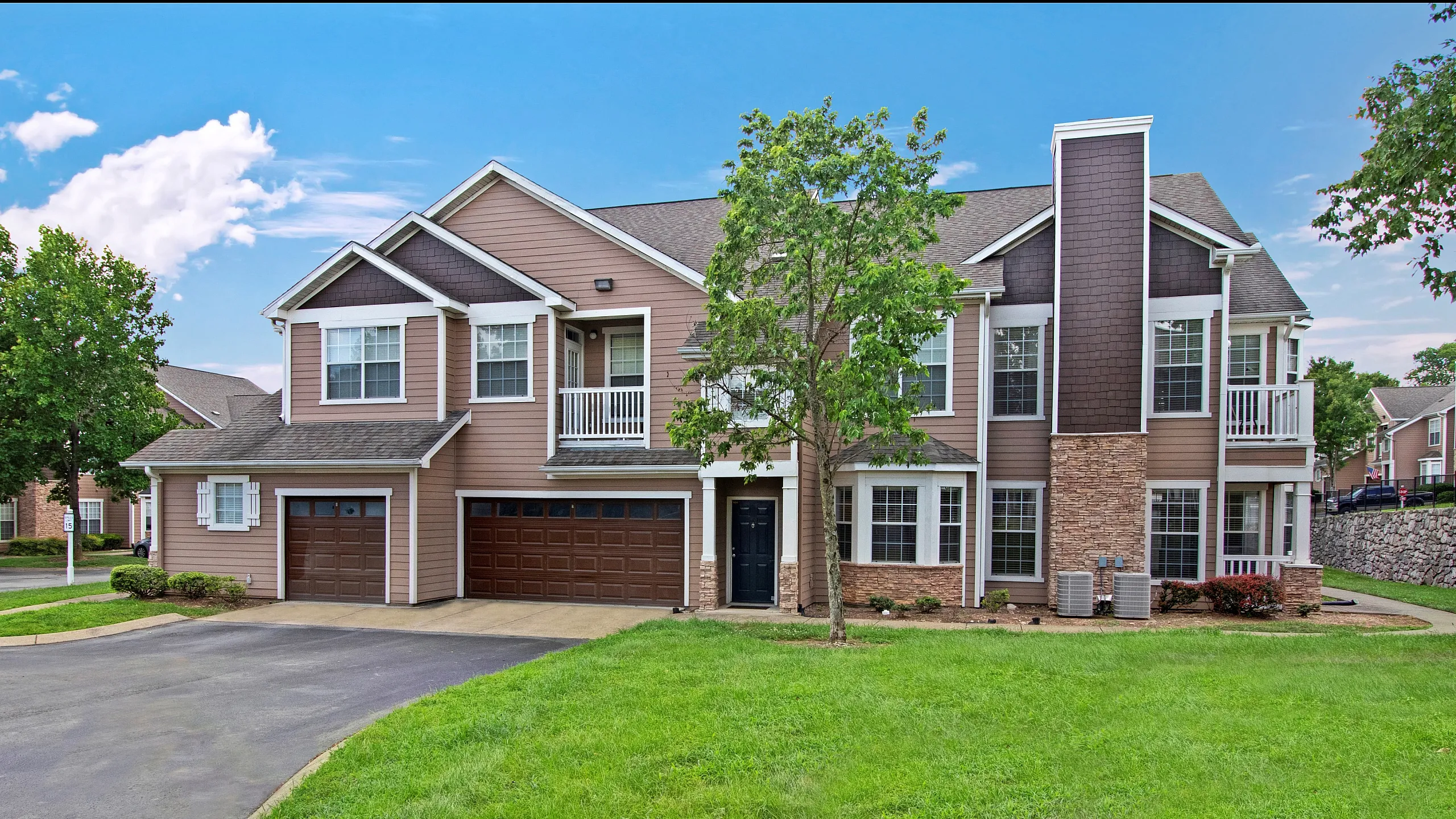 Exterior | The Hamptons at Woodland Pointe Apartments