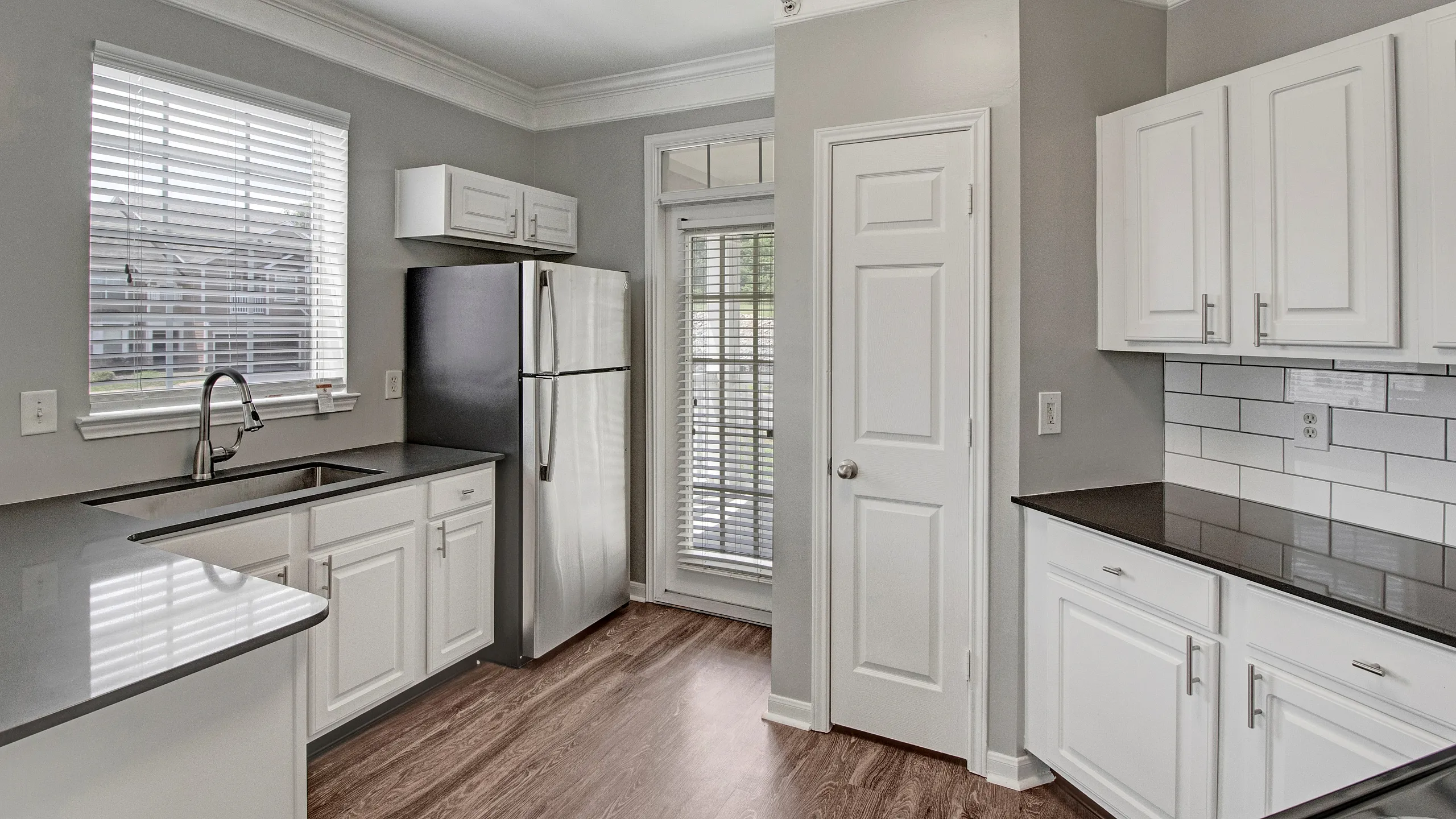 Kitchen | The Hamptons at Woodland Point Apartments