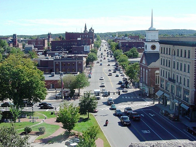 Downtown Nashua shops and dining near Woodlands at Nashua apartments