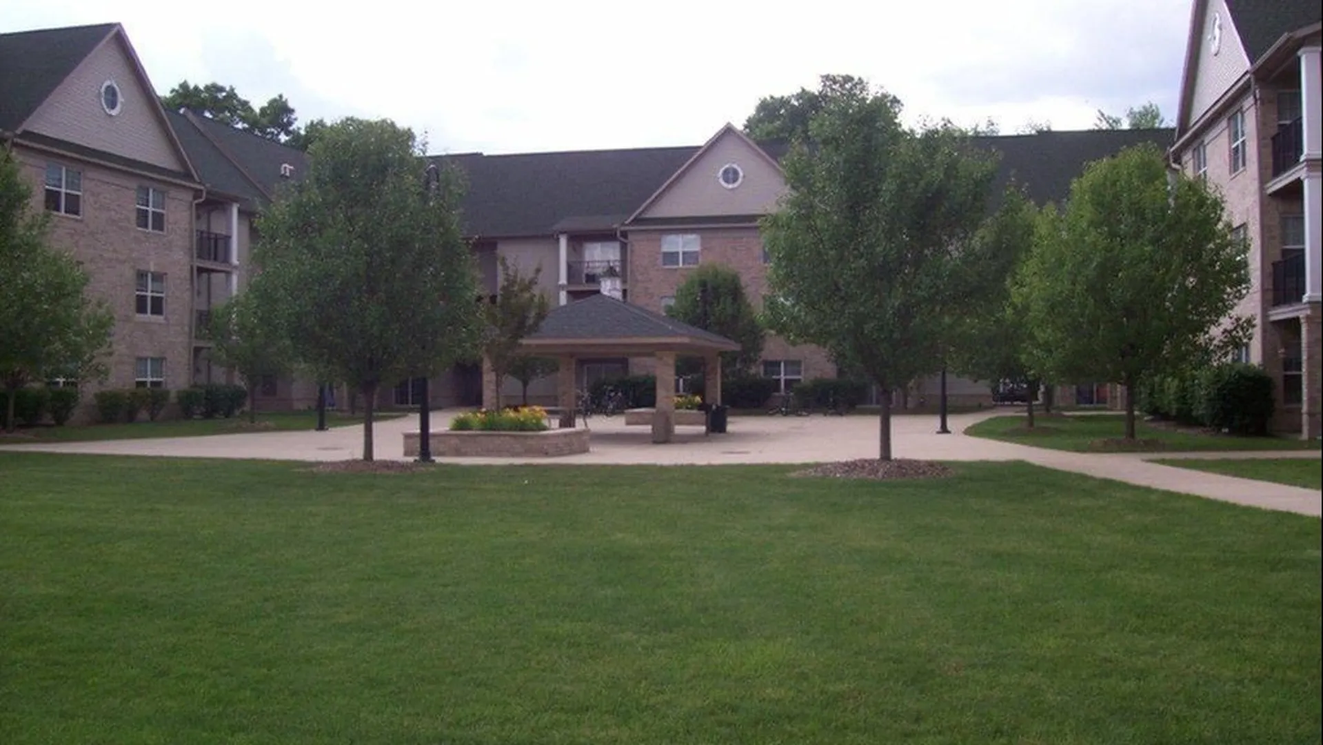 Campus Village Saginaw Exterior