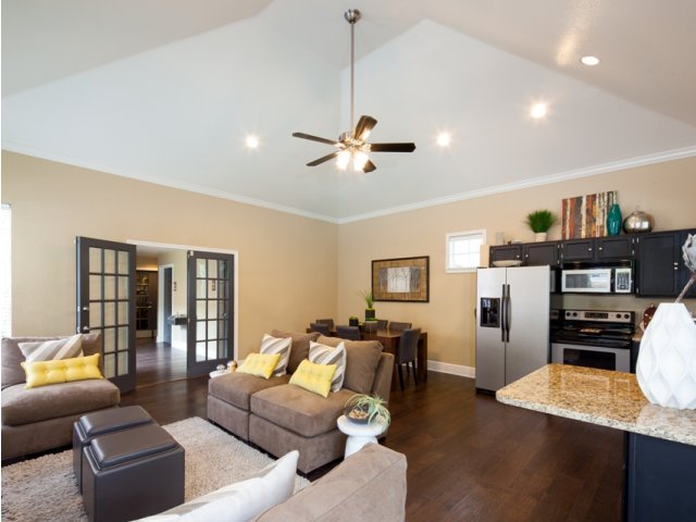 Apartments for Rent Dallas|WiFi Access|Carriage Homes at Signature Place