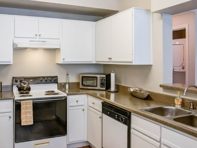 Image of New! White cabinet fronts w/ brushed nickel knobs for Colonnade SA (Moved to RC)