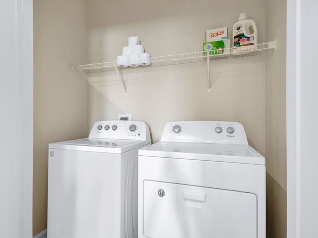 400 north apartments Maitland Florida full size washer and dryer in closet