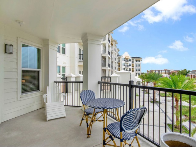 400 north apartments Maitland Florida large outdoor patio with railing