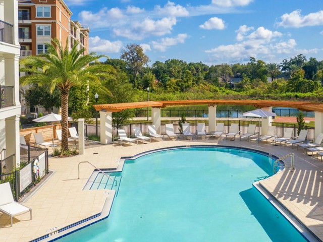 400 north apartments Maitland Florida outdoor swimming pool with lounge chairs which sits lakeside