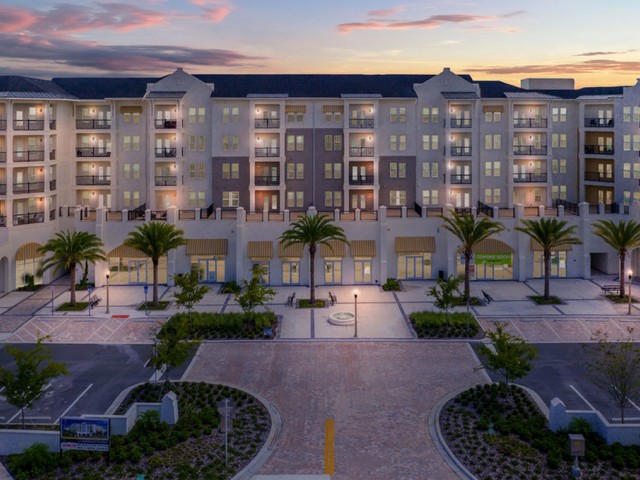 400 north apartments Maitland Florida nighttime view of building entrance and retail areas below