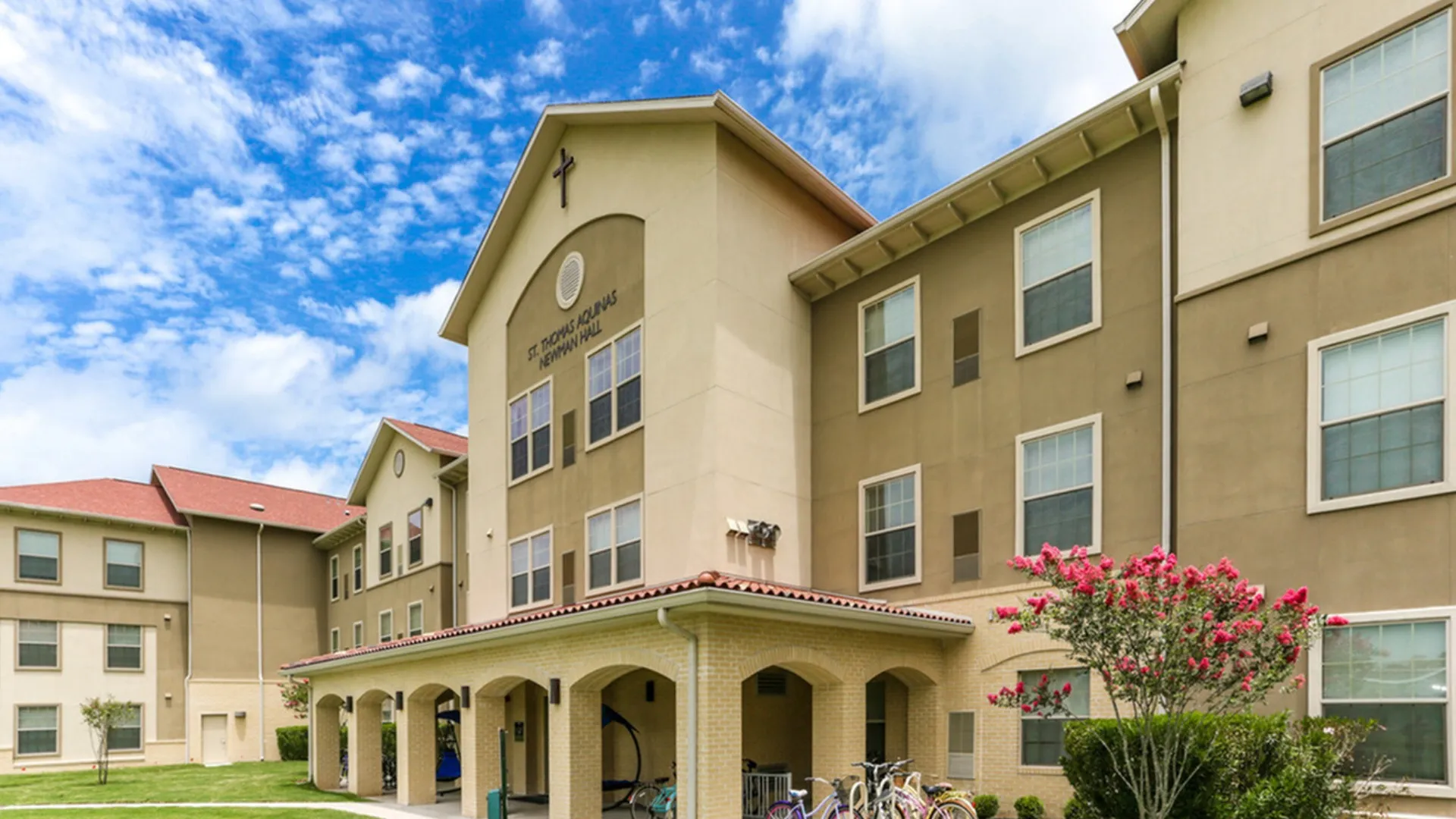 Fully-furnished student apartment near TAMUK, Kingsville with comfortable bedroom setup