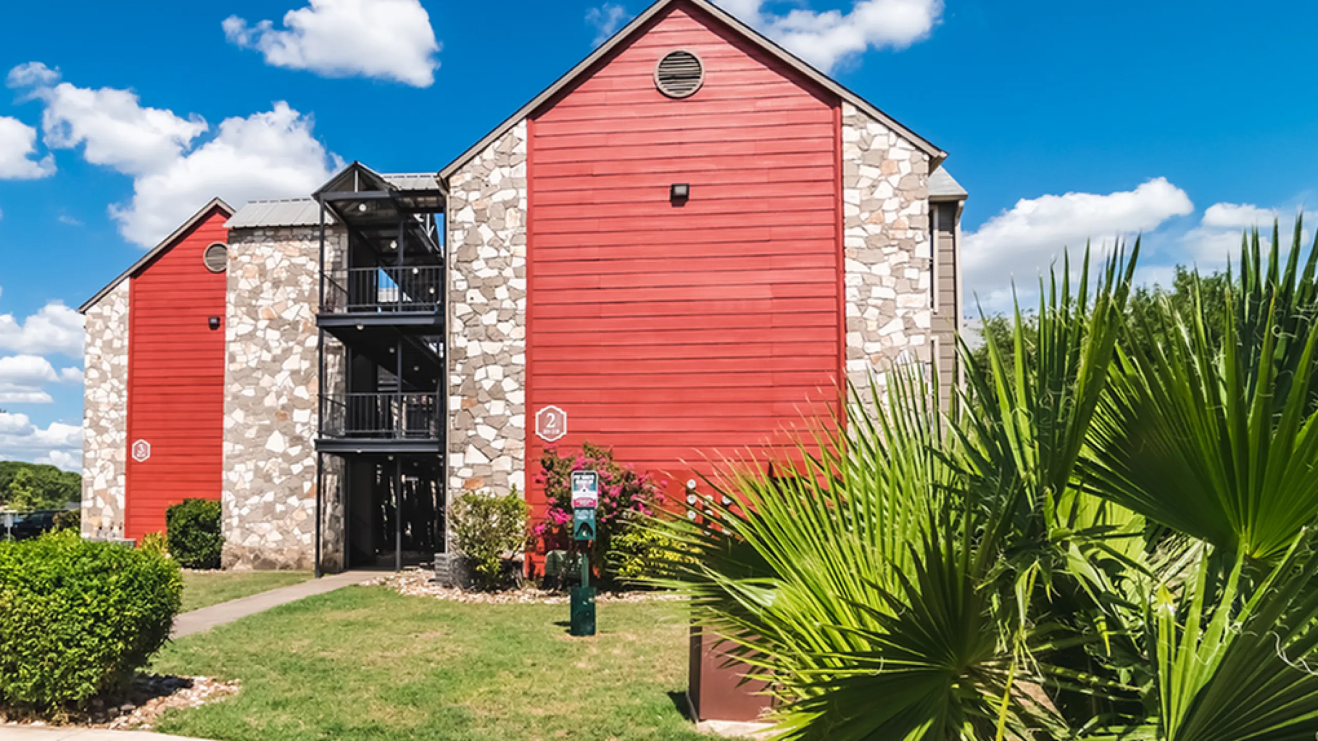 Villa de Oro Exterior Building