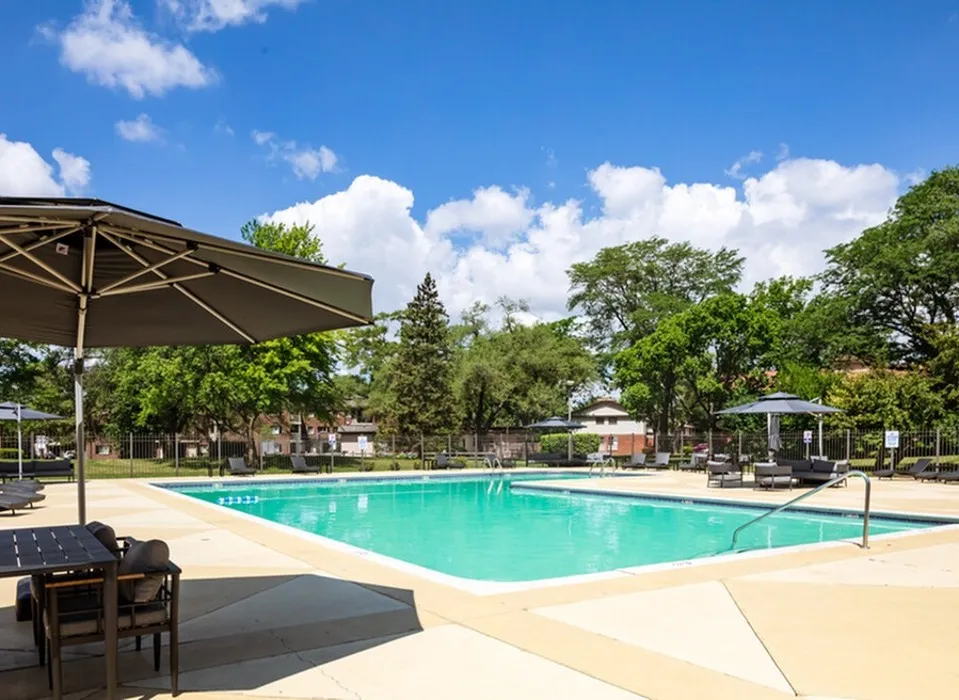 pool at elk grove village apartments