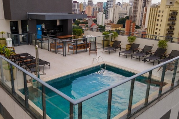 PISCINA E CHURRASQUEIRA NO ROOFTOP