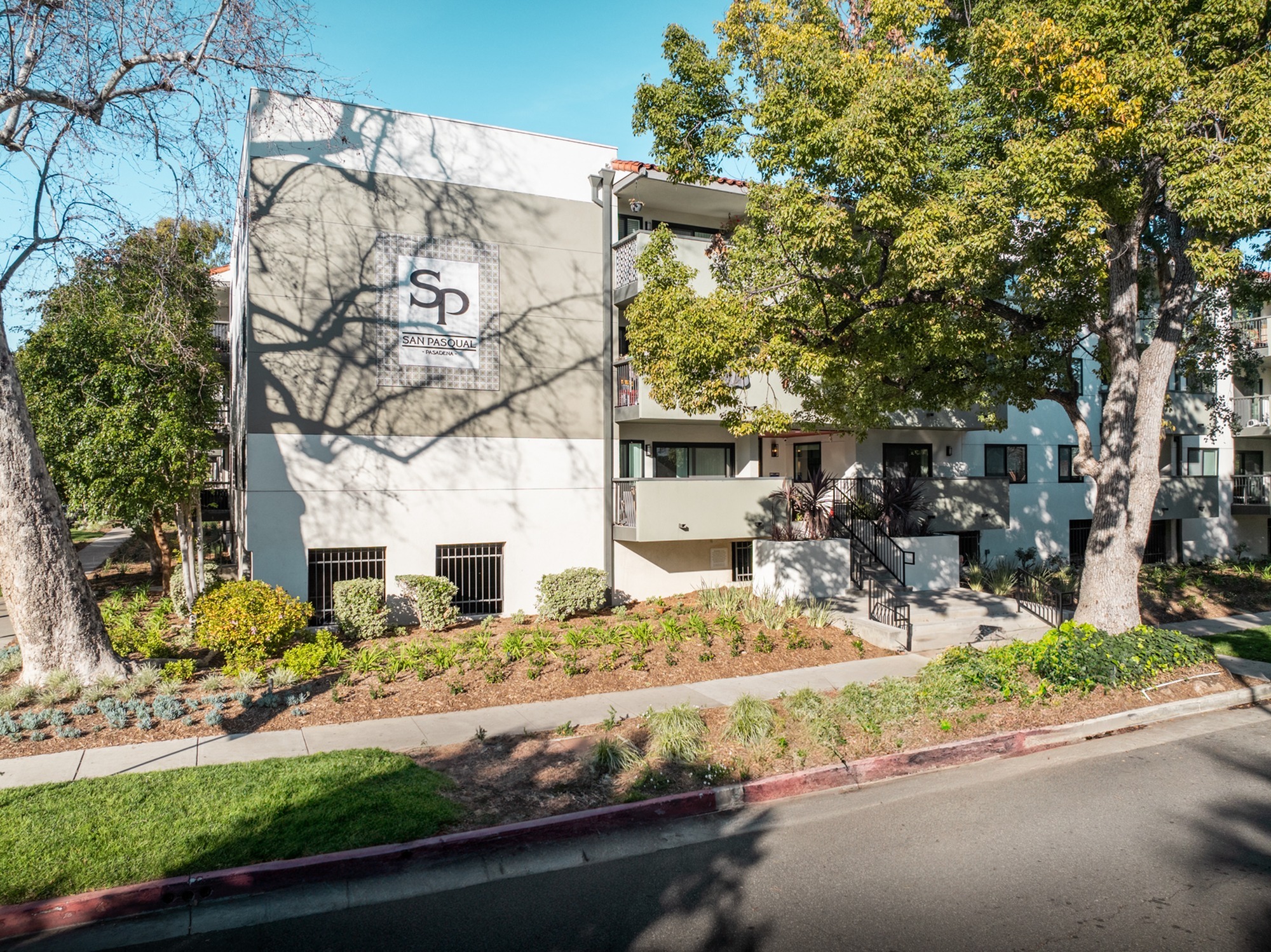 View Photos 975 San Pasqual Apartments