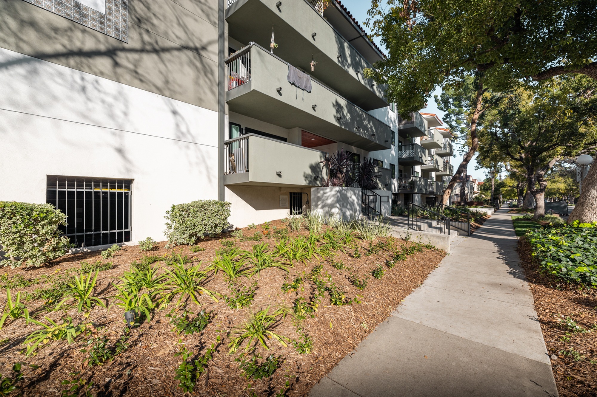 View Photos 975 San Pasqual Apartments