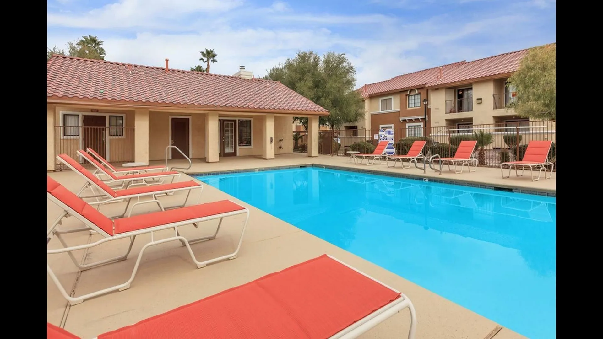 Vellagio Apartments Pool