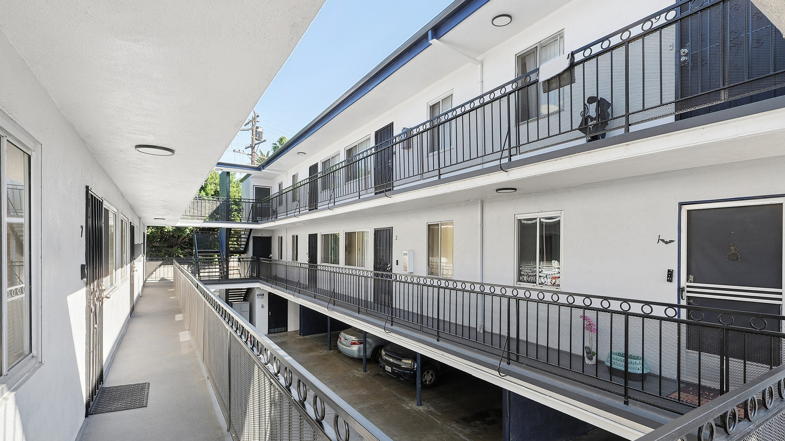 Westland @ Long Beach - Exterior Hallway