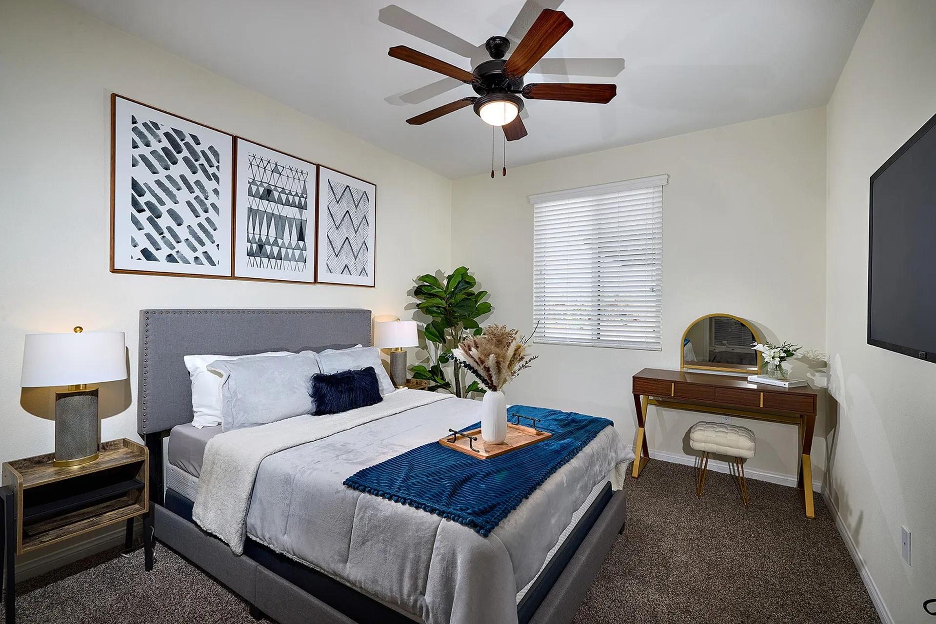 bedroom with queen size bed