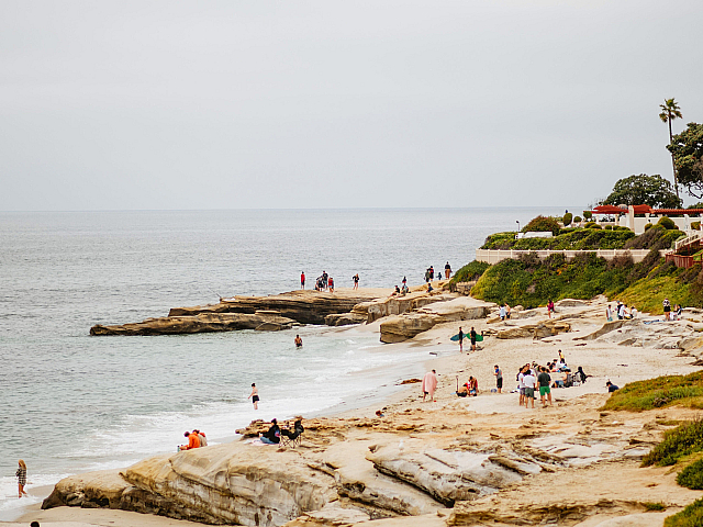 A-vibrant-and-popular-coastal-scene-on-La-Jolla-beach-with-people-enjoying-the-summer-day.