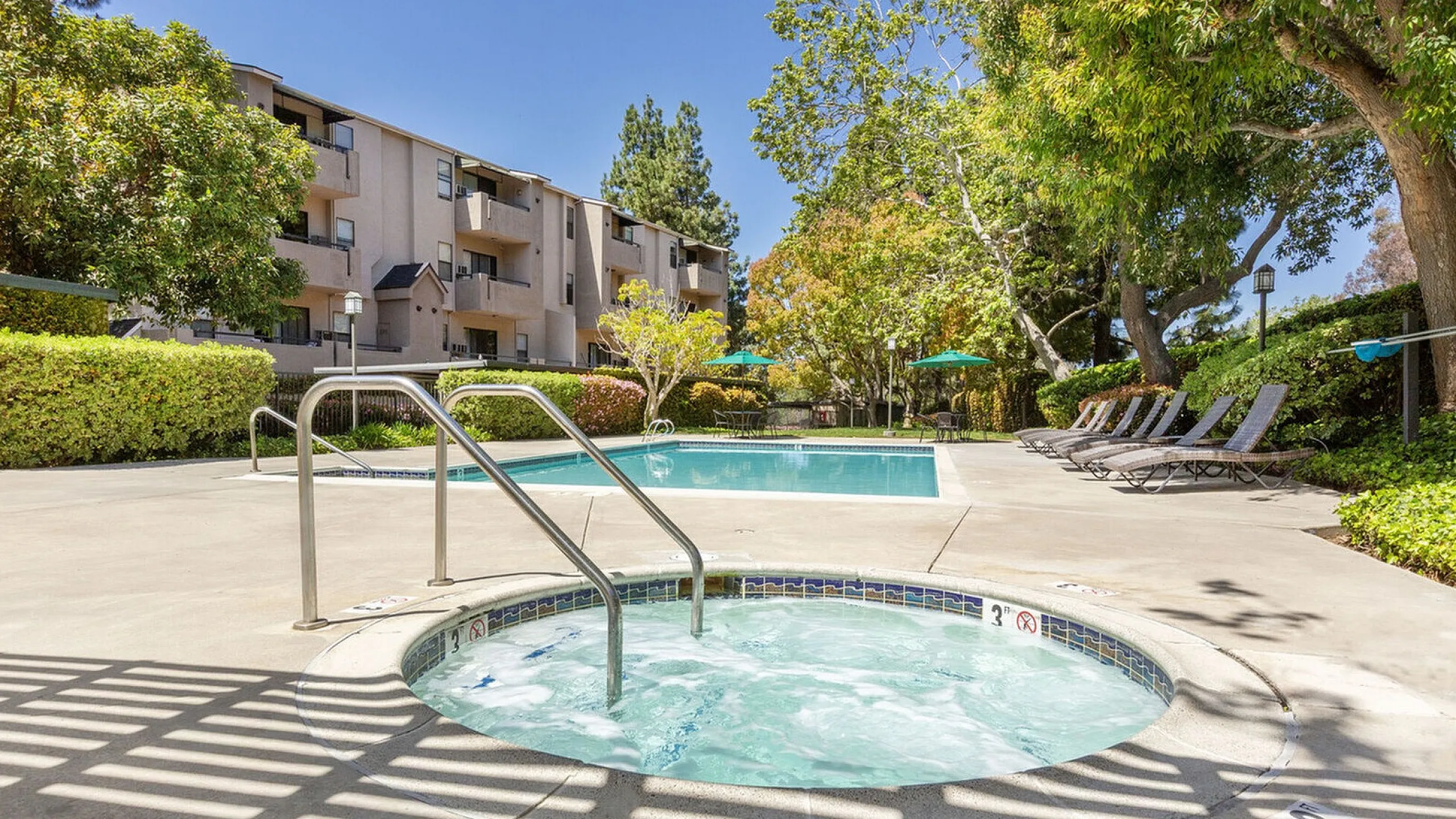 Relaxing outdoor spa and hot tub near the pool at Elan - Terraza La Jolla
