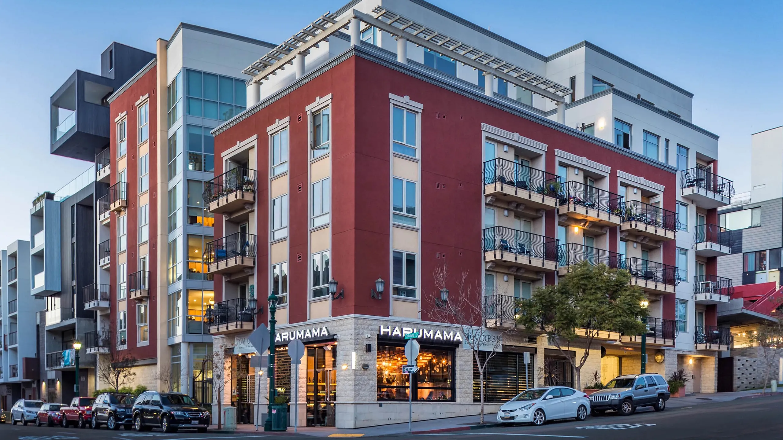Modern multi-story apartment building in Downtown San Diego at Elan - Luxo II.