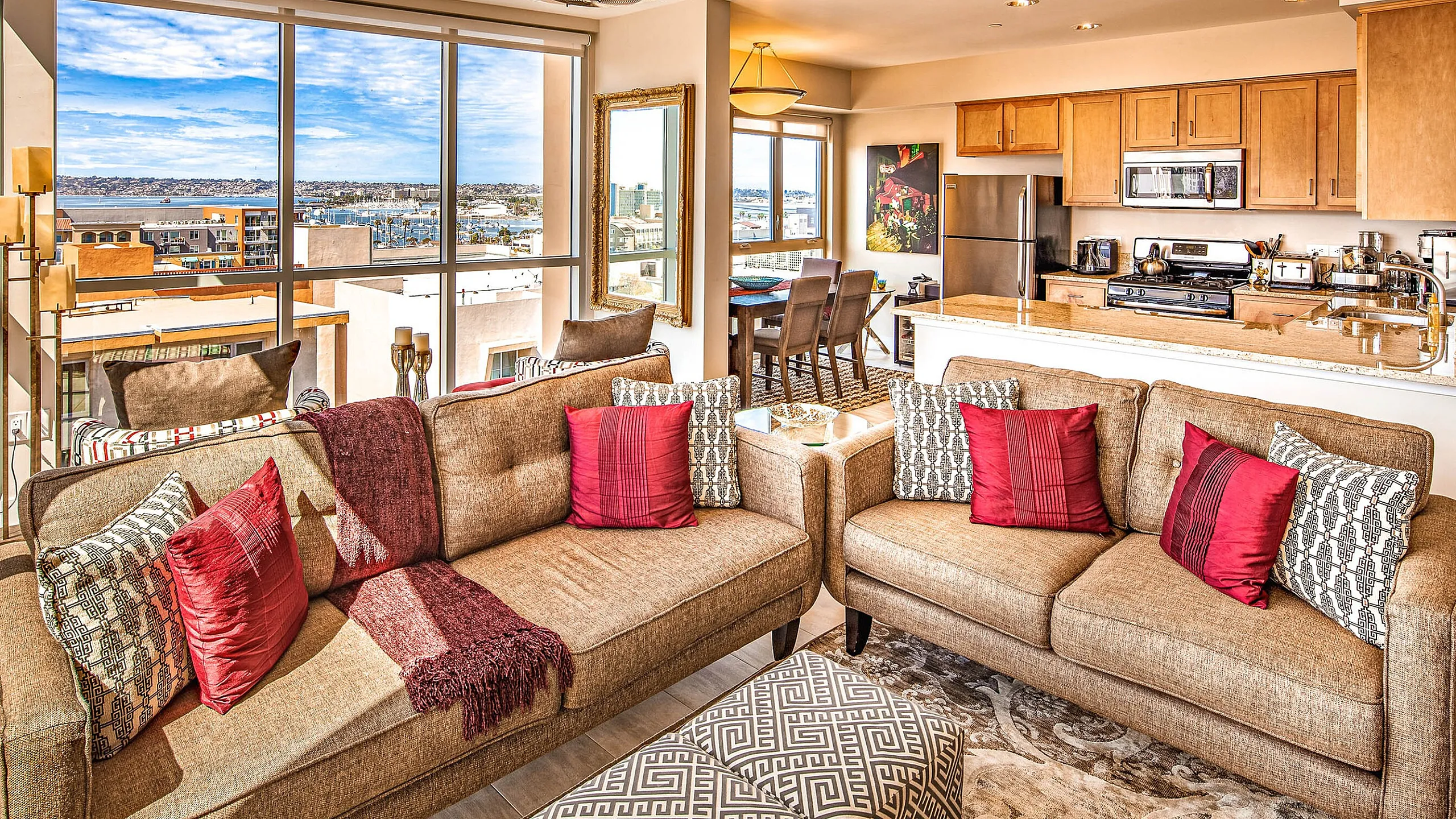 Open-concept living and dining area with large windows at Elan - Luxo II.