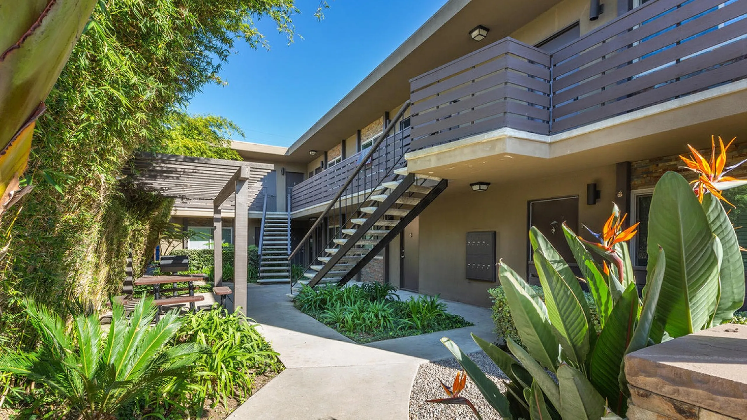 Lush tropical landscaping and walkways between buildings at Elan - beachlofts del ma