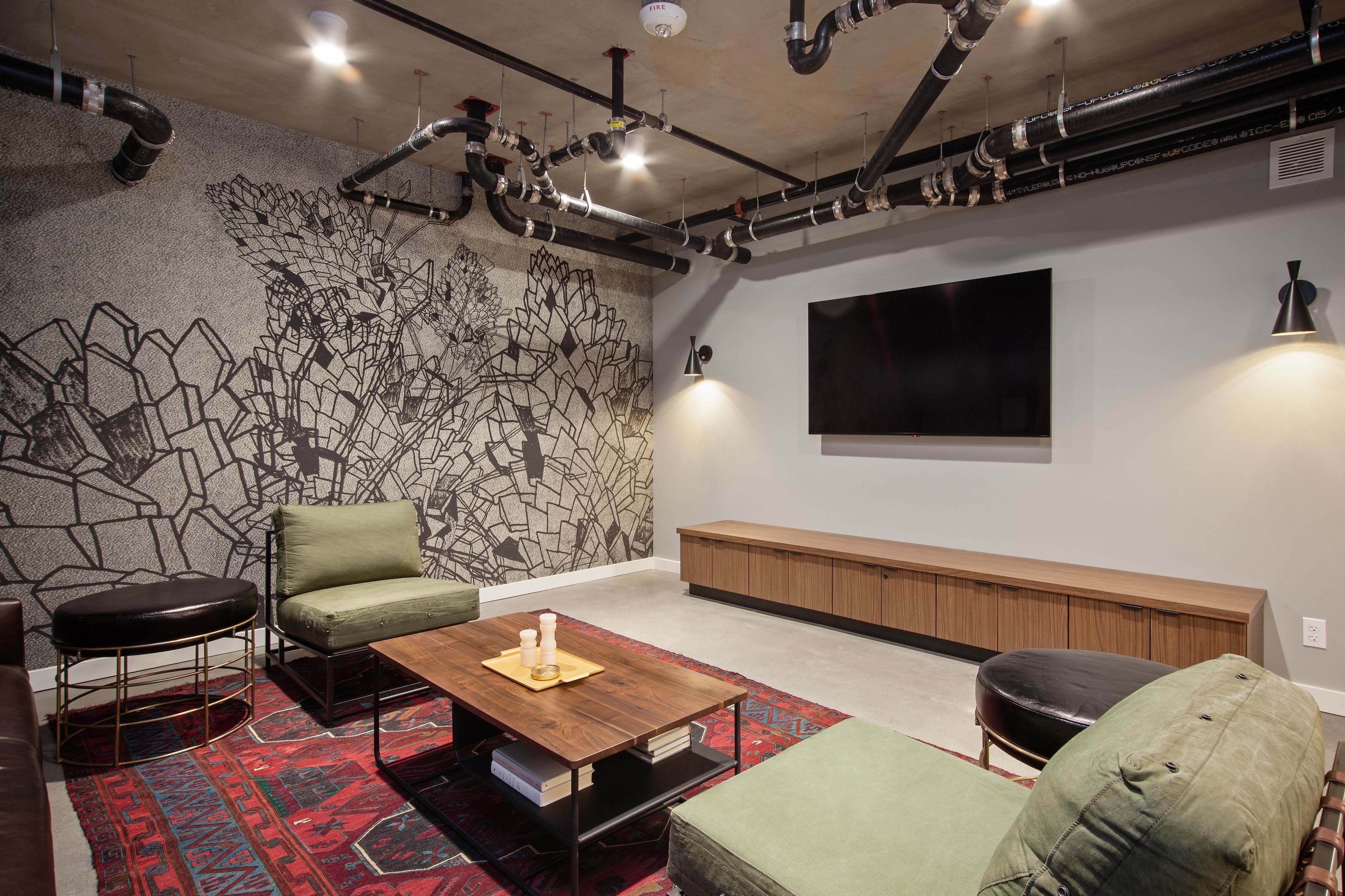 Pearl District Portland Apartments - ORO - An shot of The Lounge with Leather Sofa and Arm Chairs