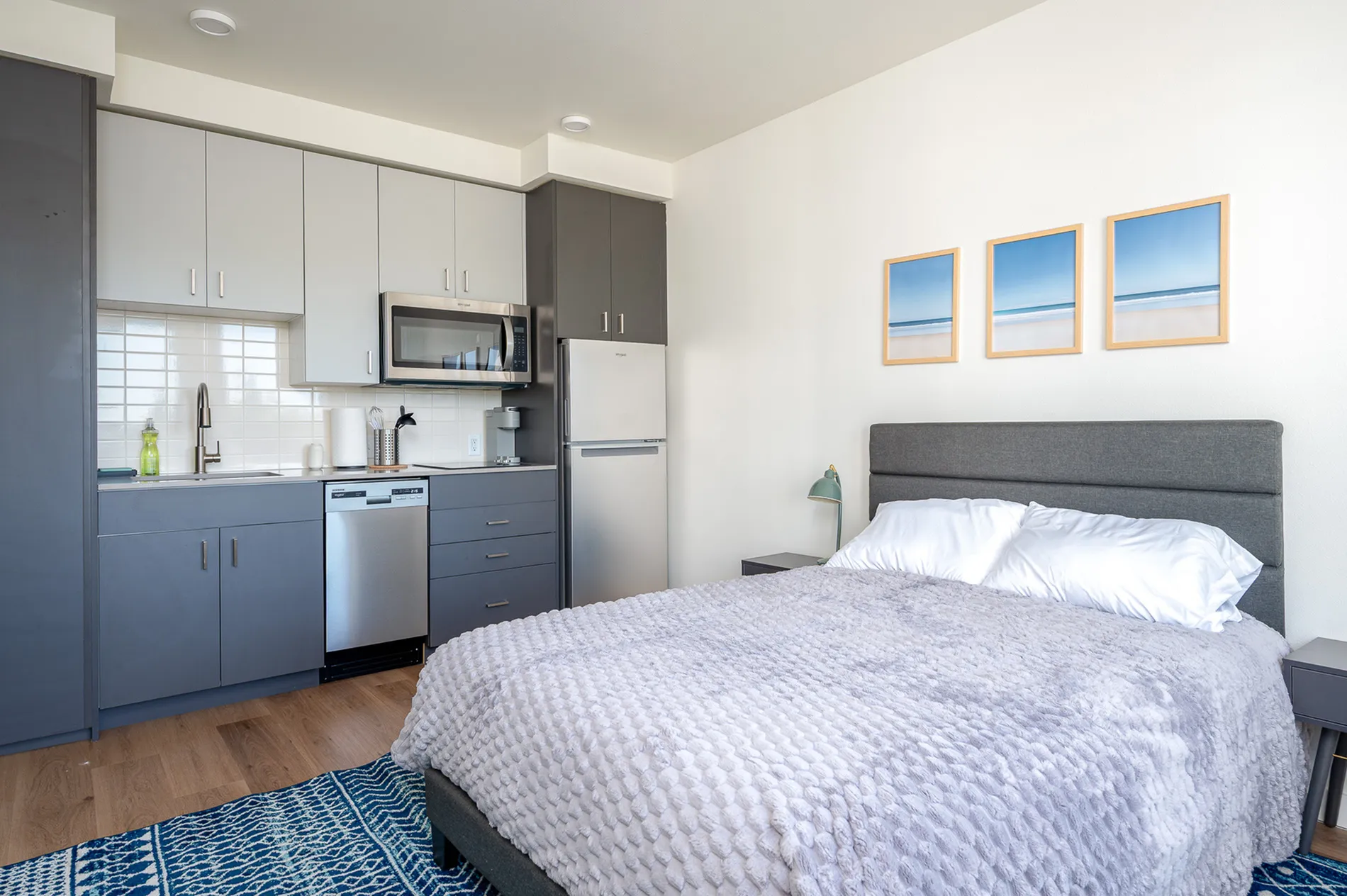 Furnished apartment with bed, kitchen supplies and a rug