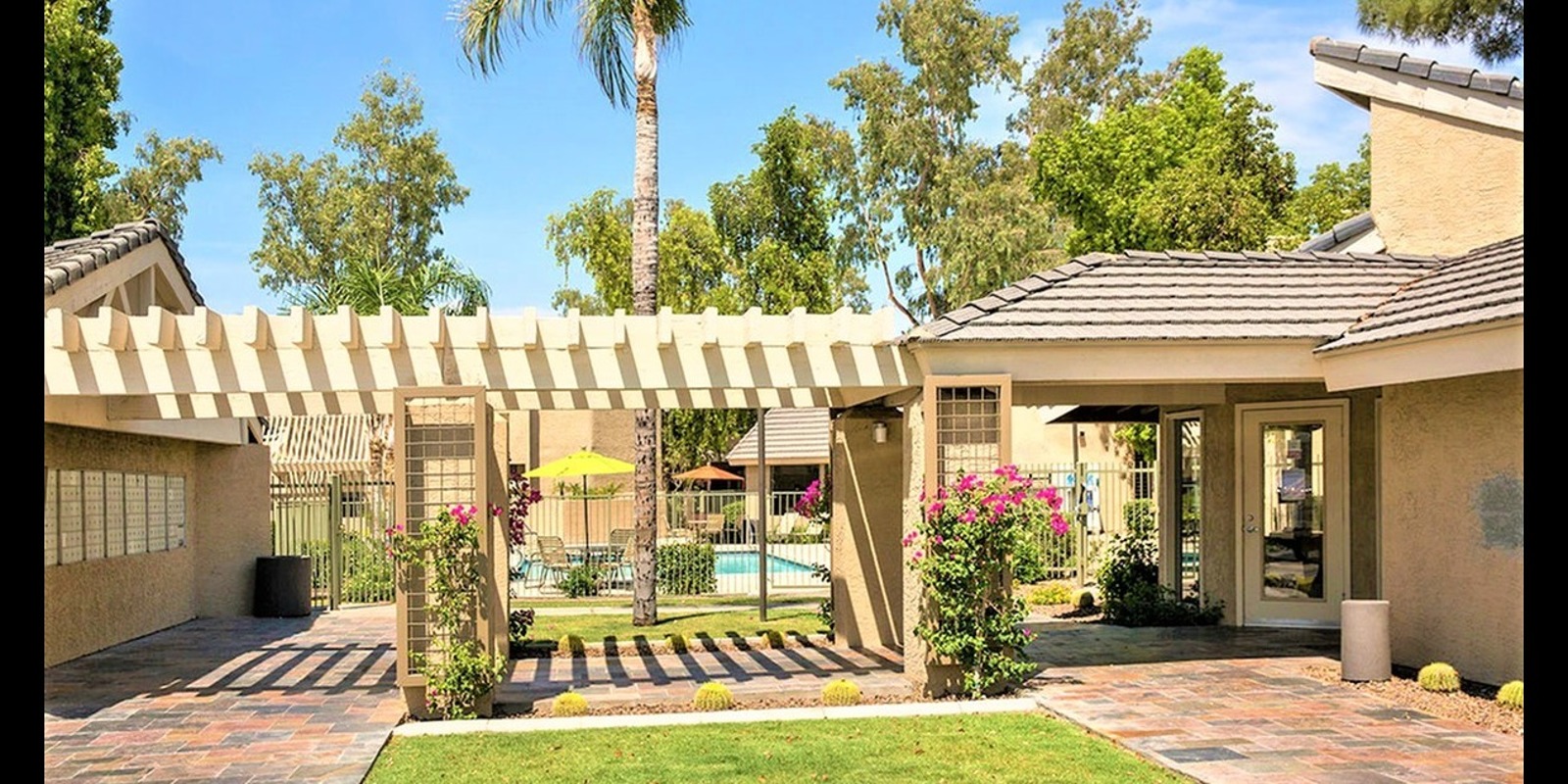 grassy courtyard and walkway to clubhouse and pool at Silver Creek Apartments