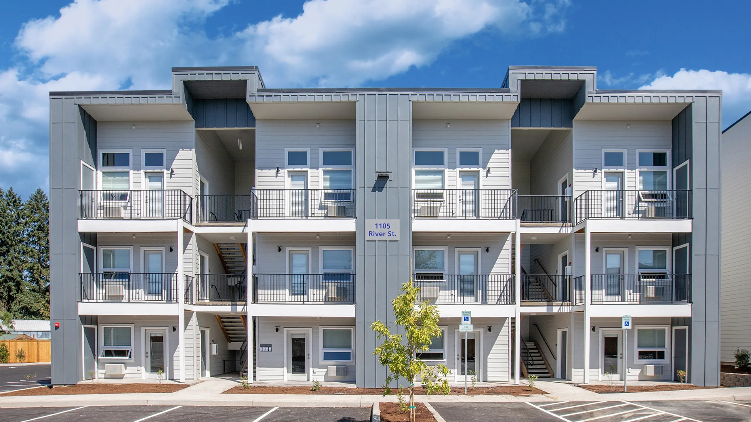 exterior of 3 story Rogers Landing Apartment building