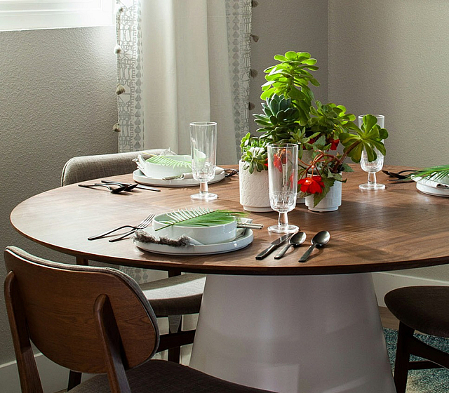 round dining table set for 3 people
