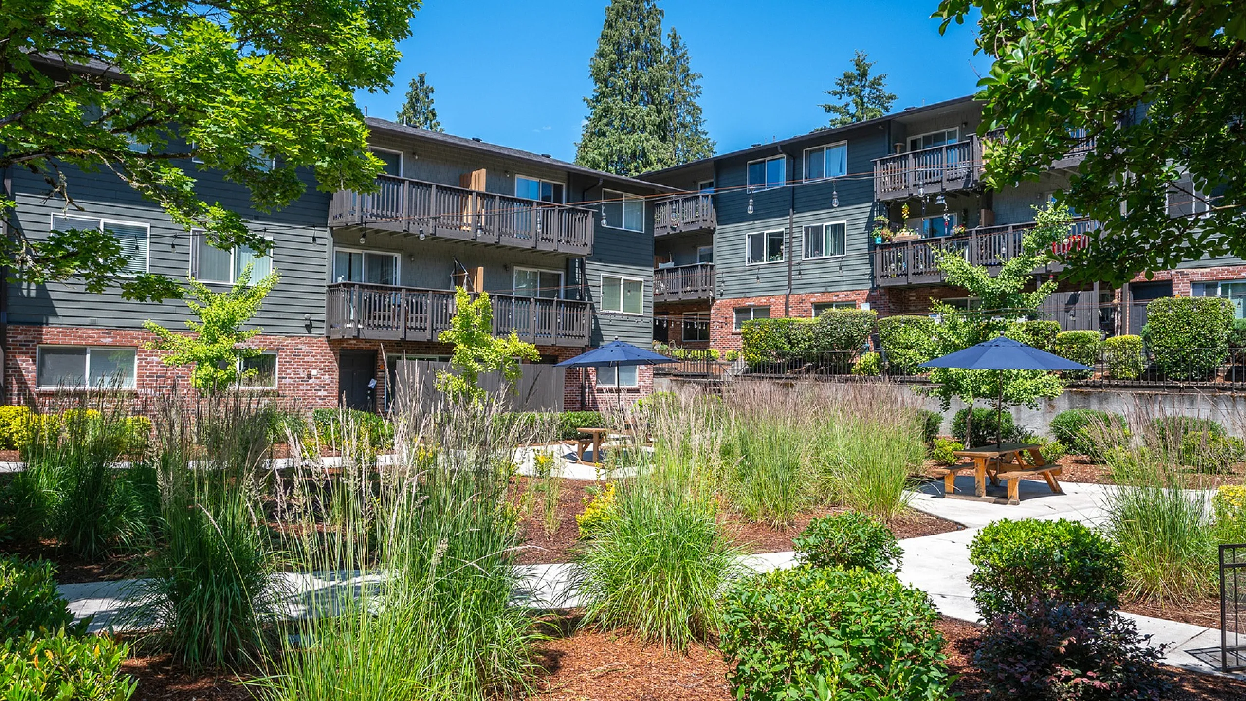 Creston Villa exterior photo with landscaping