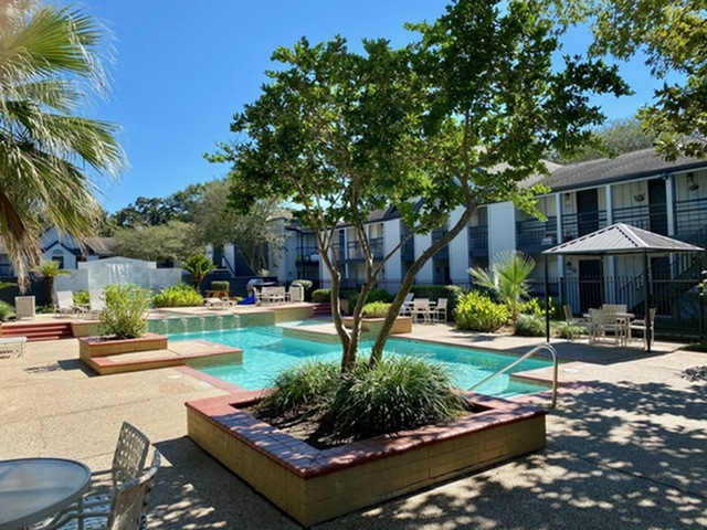 Memorial Fountain Pool | Houston, TX Apartments