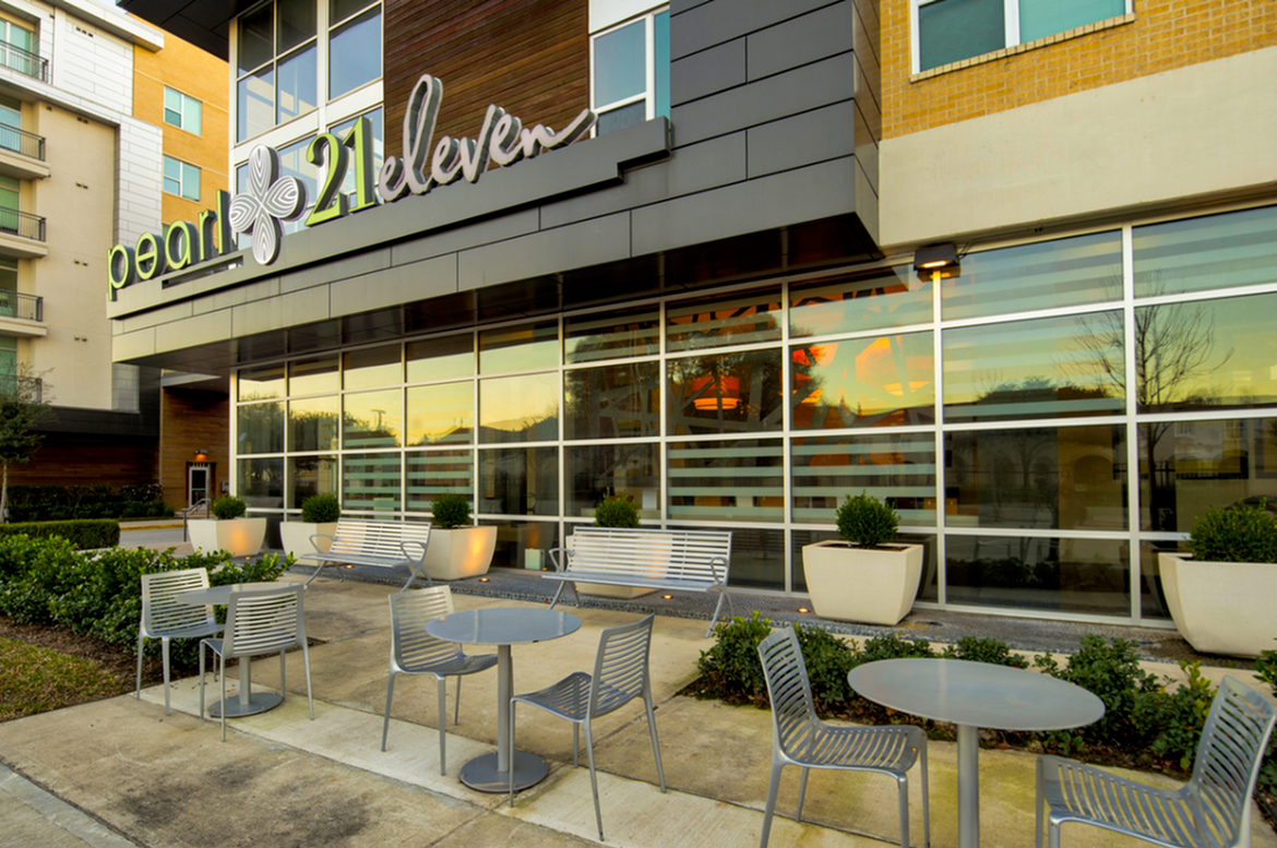 Pearl 21 Eleven Outdoor Lounge | Upper Kirby Apartments | Apartments in Houston, TX
