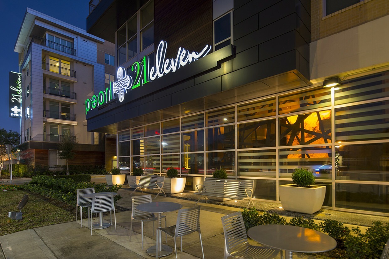 Pearl 21 Eleven Outdoor Lounge | Upper Kirby Apartments | Apartments in Houston, TX