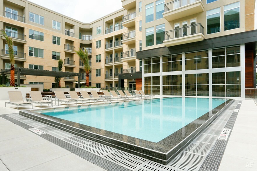Pearl 21 Eleven Pool | Apartments in Upper Kirby | Apartments in Houston, TX