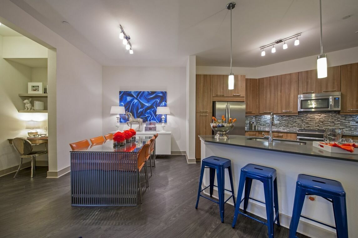 Pearl 21 Eleven Apartment Kitchen and Dinning Room | Upper Kirby Apartments | Apartments in Houston, TX