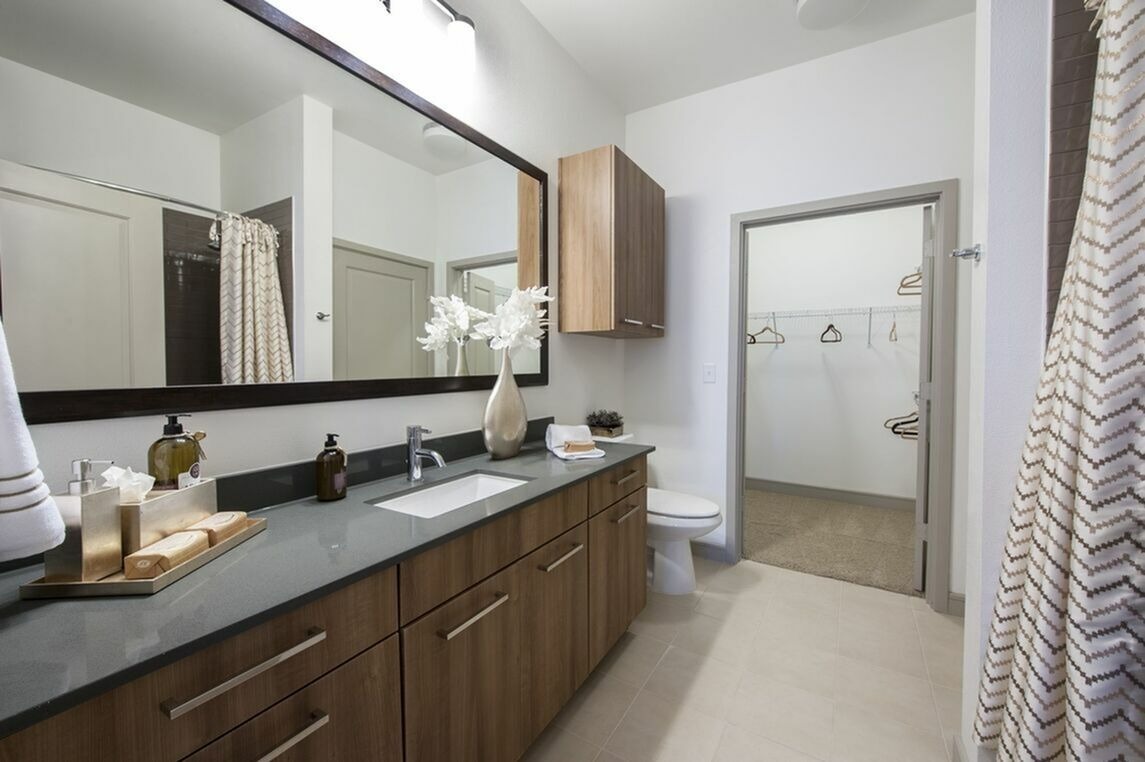 Pearl 21 Eleven Apartment Bathroom | Upper Kirby Apartments | Apartments in Houston, TX