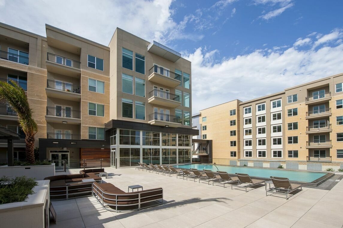 Pearl 21 Eleven Pool | Apartments in Upper Kirby | Apartments in Houston, TX