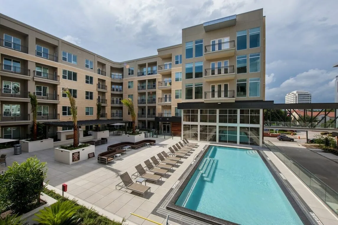 Pearl 21 Eleven Pool | Apartments in Upper Kirby | Apartments in Houston, TX