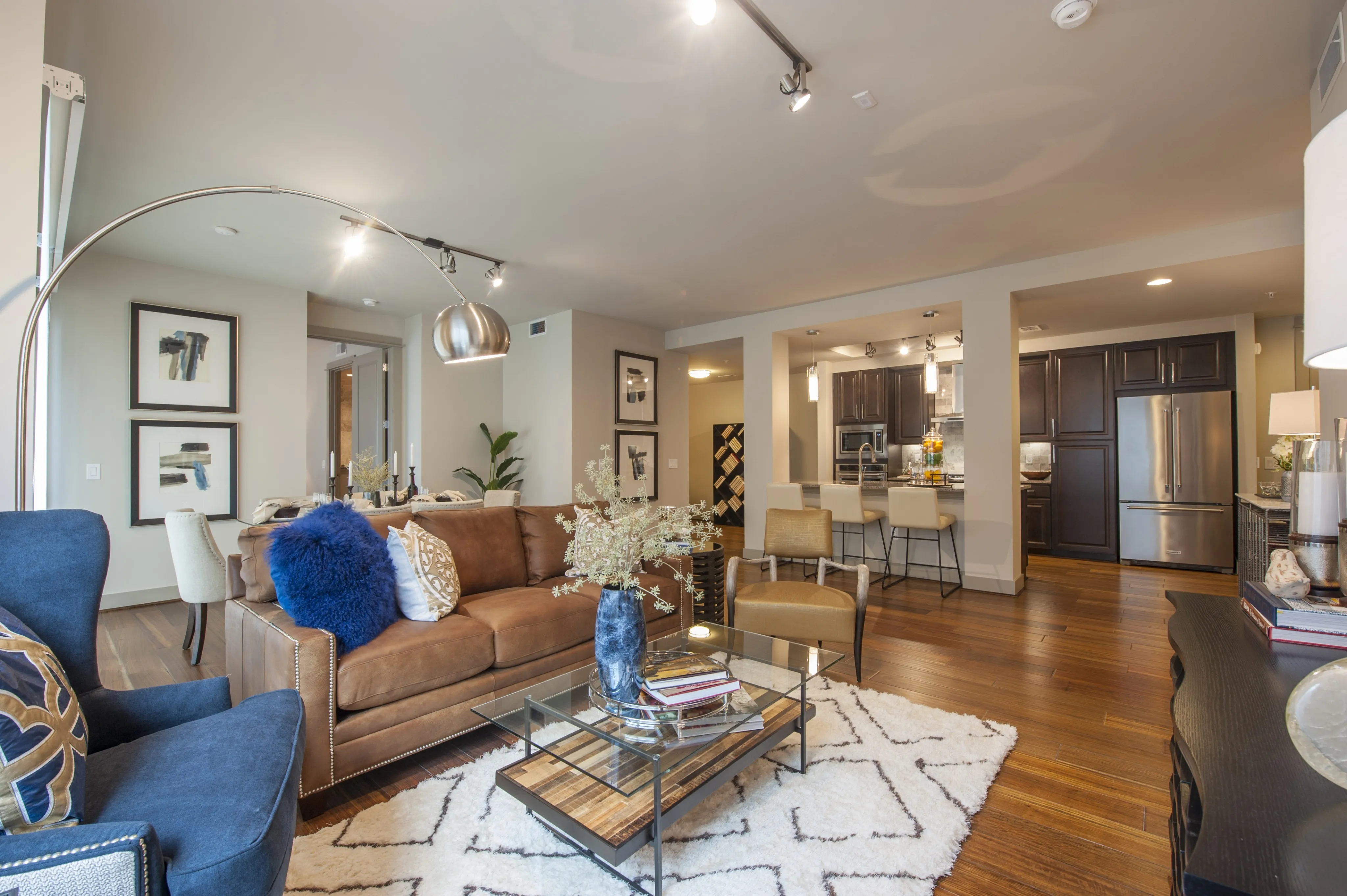 Pearl Residences at City Centre Apartment Living Room and Kitchen | Houston, TX Apartments | Houston CityCentre Apartments