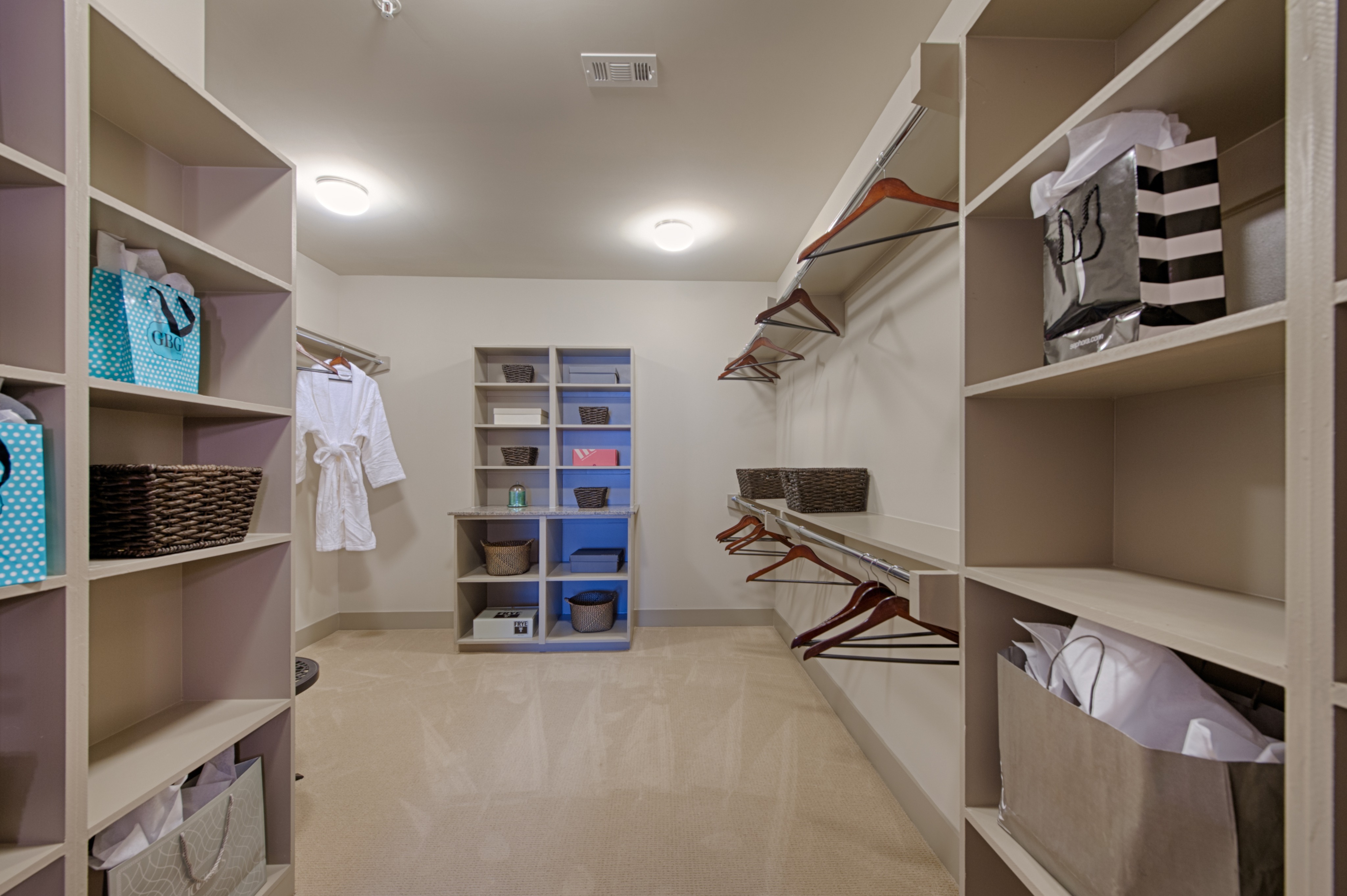 Pearl Residences at City Centre Apartment Closet | Houston, TX Apartments | Houston CityCentre Apartments