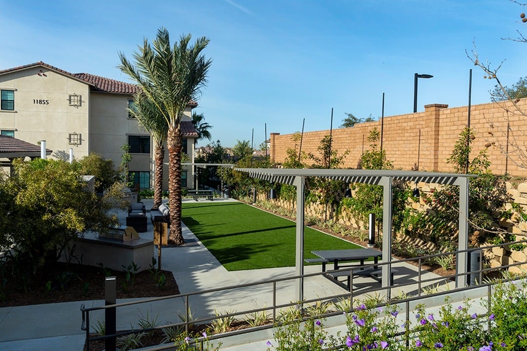 Altura at the Groves Courtyard | Whittier, CA Apartments | Apartments in Whittier