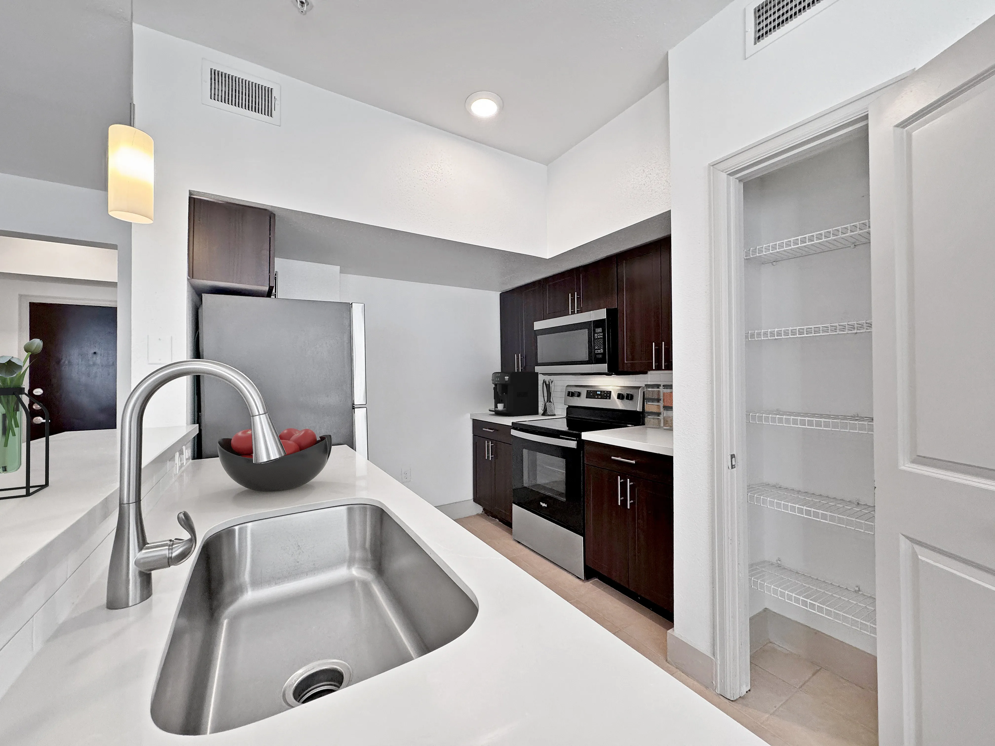 Houston, TX Apartments | Renovated Apartments | Apartments in Midtown | Inner Loop Apartments |Contemporary kitchen | 2222 Smith | Houston, Texas