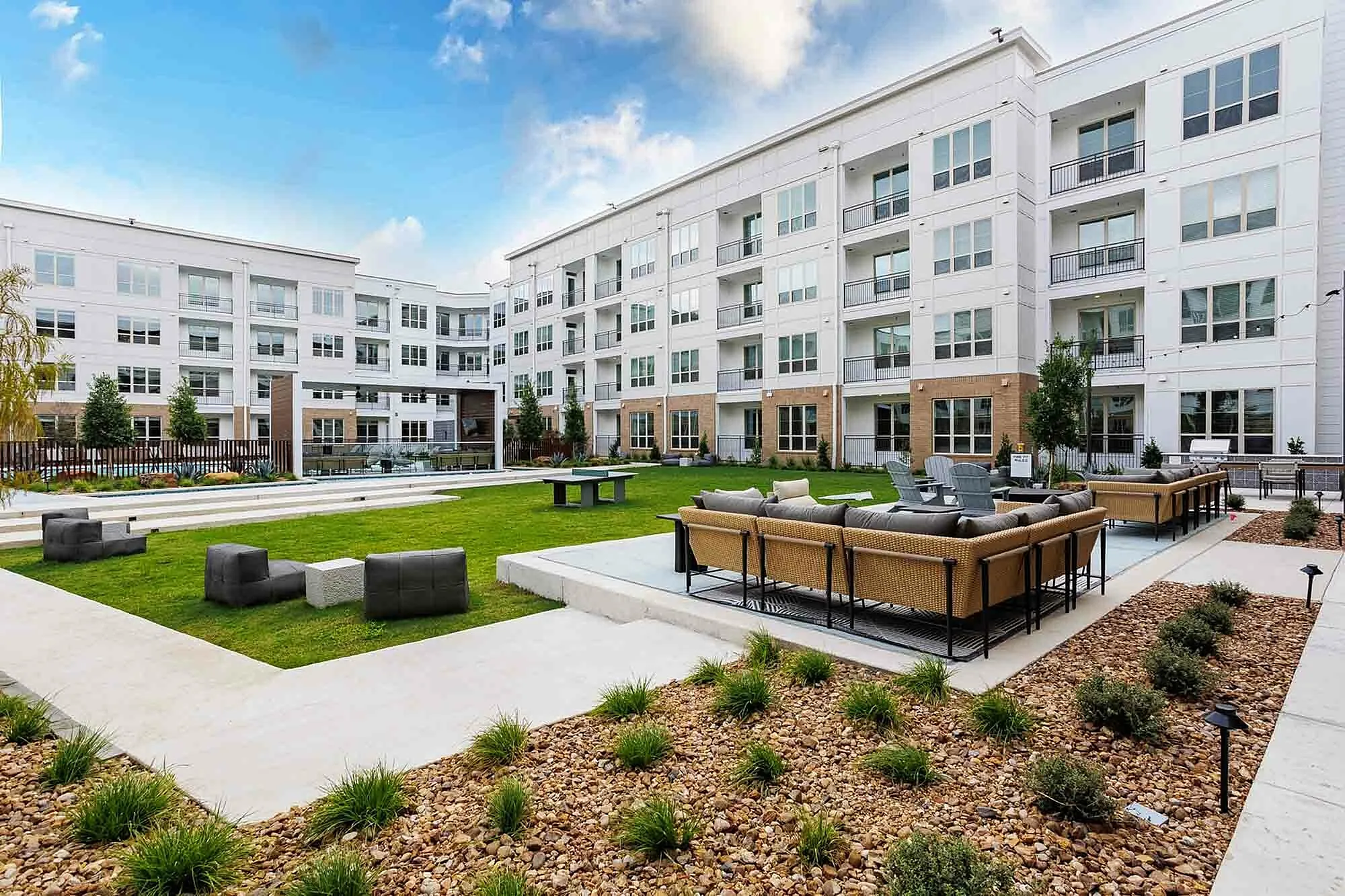 Modern apartment complex featurOutdoor seating | Caroline at Memorial | Houston, Texas