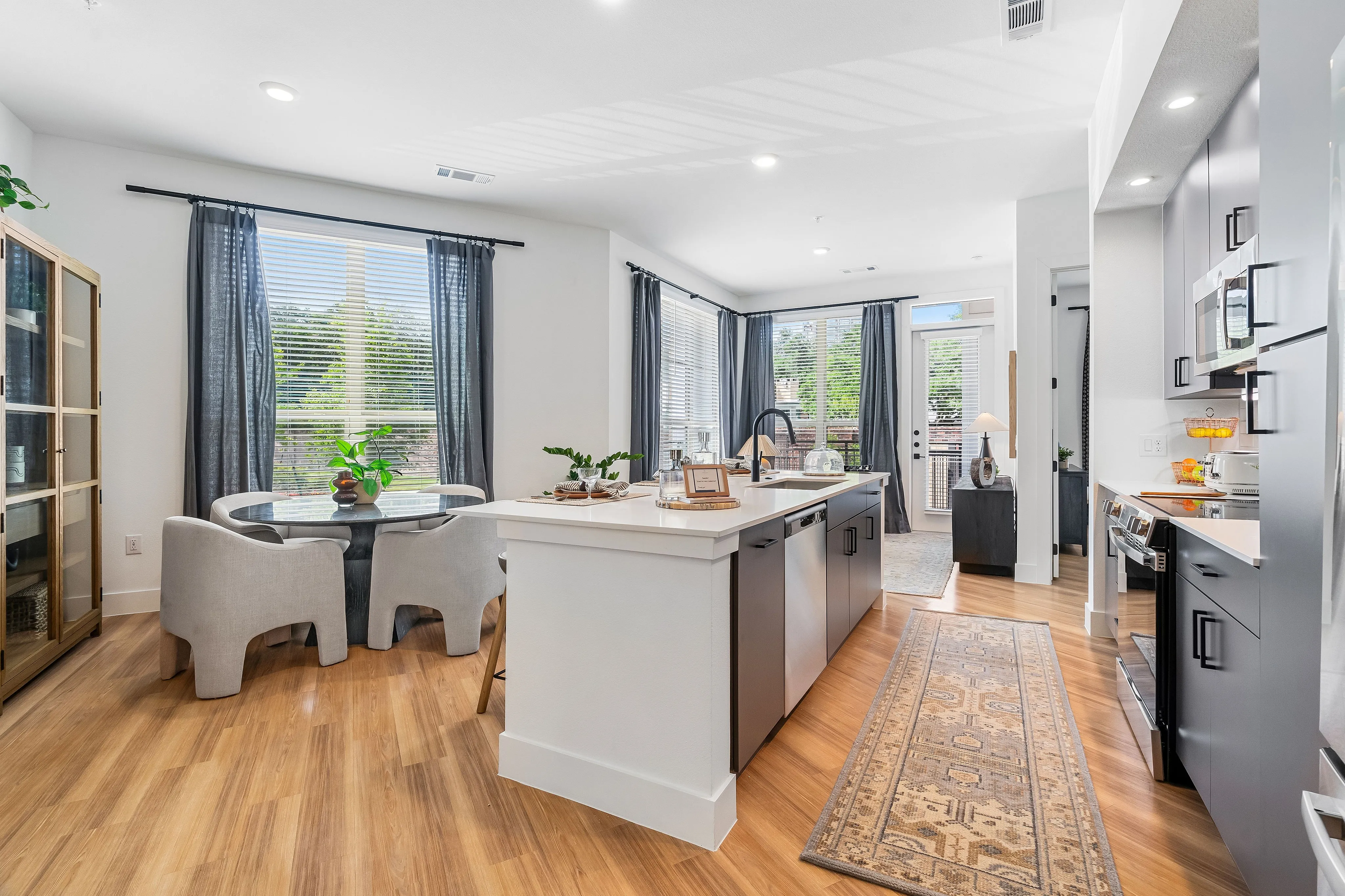 houston apartments | apartments near memorial city | apartments zoned to Katy ISD | apartments near hwy6 |Bright, modern kitchen | Caroline at Memorial | Houston, Texas