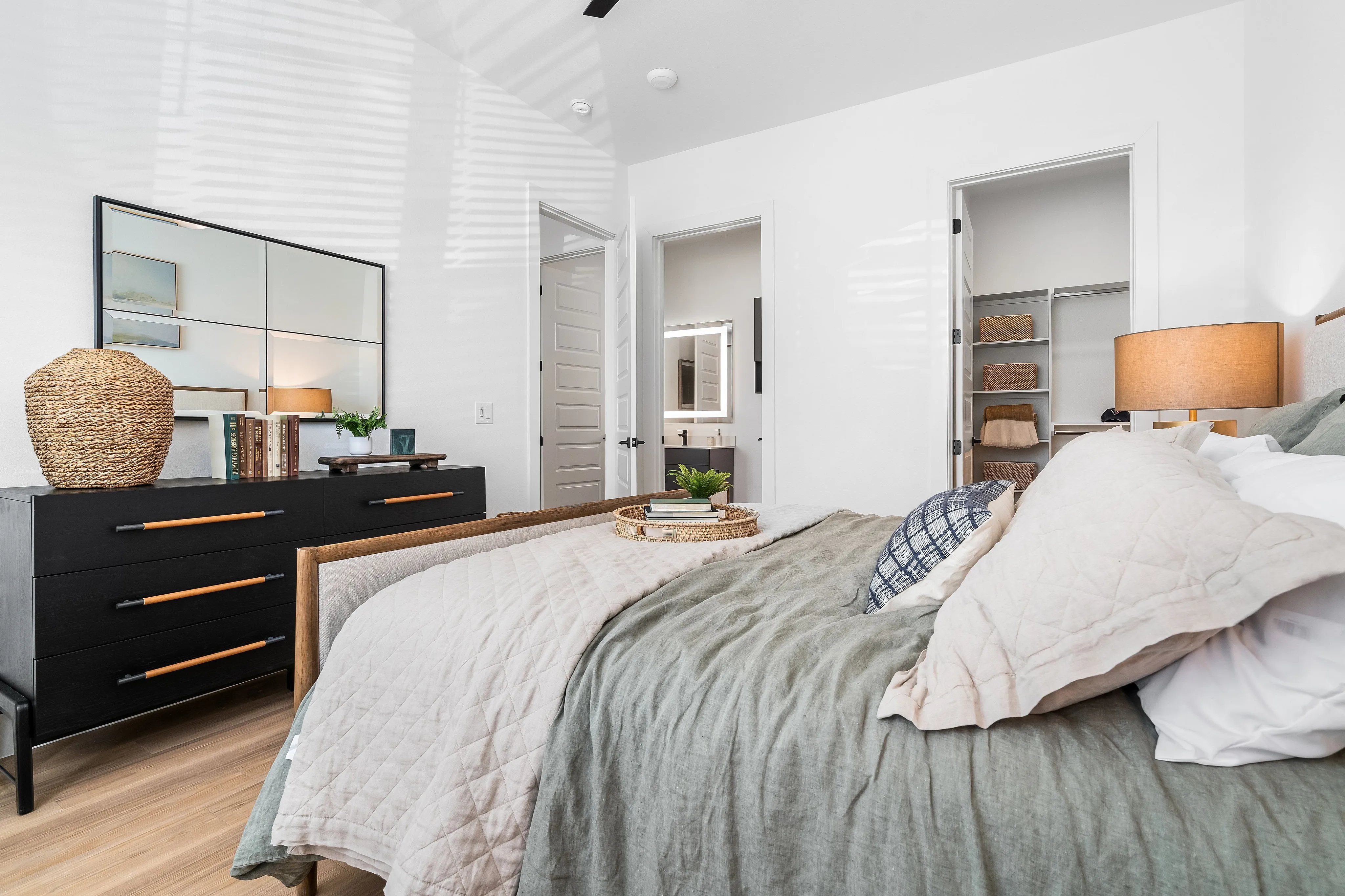 houston apartments | apartments near memorial city | apartments zoned to Katy ISD | apartments near hwy6 |Inviting bedroom | Caroline at Memorial | Houston, Texas