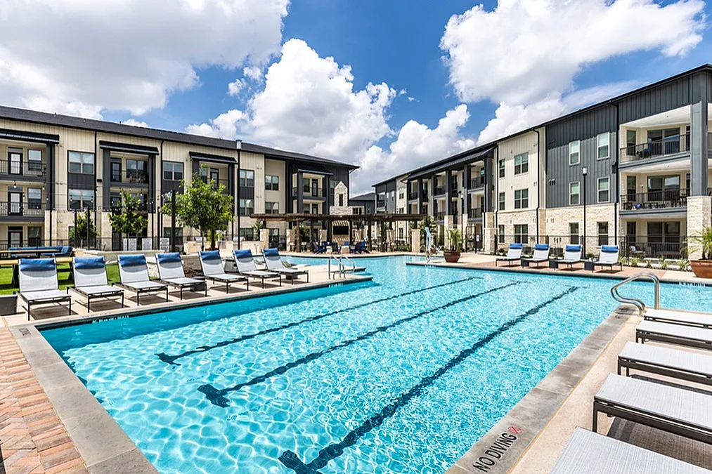 Caroline Longhorn Quarry | San Antonio Apartments | Apartments in San Antonio, TX