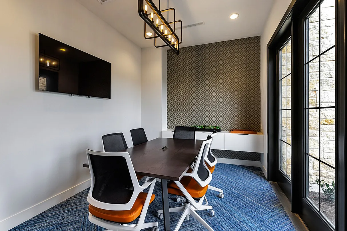 Caroline Longhorn Quarry | San Antonio Apartments | Apartments in San Antonio, TX